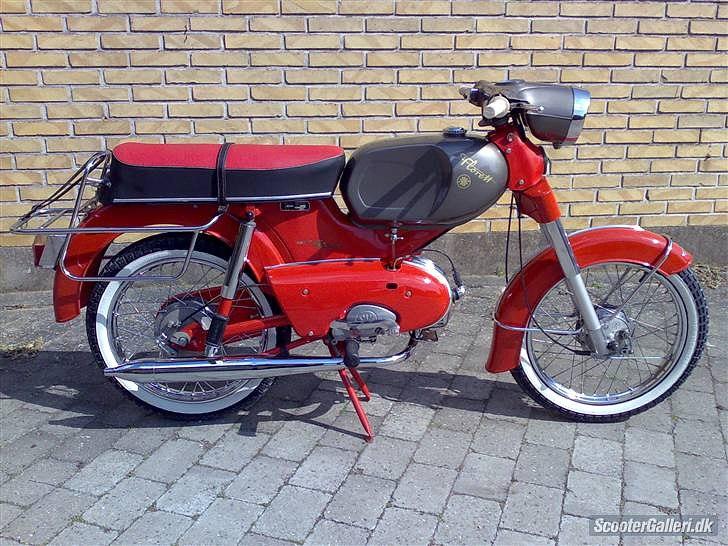 Kreidler Florett modeller i DK (knallert) "Typekompas" - Kreidler Florett GT (Grand Touren) 1967. 
Markedsført som "Kvalitet i særklasse", og det må siges. Den første Kreidler med lukket stel, oliedæmpet forgaffel og stor forlygte. Kun produceret i en kort periode.
3 gearet.
Farver: Vulkanrød, med antrazitgrå tank, og lygtehus. Antrazitgrå, med cremefarvet tank.
Fåes både med, og uden knæpuder på tanken.

Maskinen på billedet har det forkerte hus til hornet monteret. Det korrekte er mere rundt, kan ses på næste billede.
 billede 3