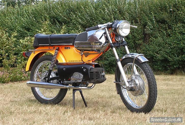 Kreidler Florett modeller i DK (knallert) "Typekompas" - Kreidler RS (Renn Sport) 1974-75.
Den nok mest velkendte udgave af de danske RS modeller. Nu med luftkølet motor, ellers næsten identisk med forgængeren. Rund udformning af cylinder og topstykke.
3 gear.
Farver: "signal-orange" (næsten helt selvlysende orange. Dyr farve som hurtigt bliver meget bleg, i mange tilfælde næsten helt hvid), med mat sorte, og chrome detaljer (se billede).
Tidlige udgaver har langsgående riller i sædet, og senere udgaver har tværgående riller i sædet.

Maskinen på billedet er et godt eksempel på at den signal orange farve er blevet bleg med tiden. billede 8