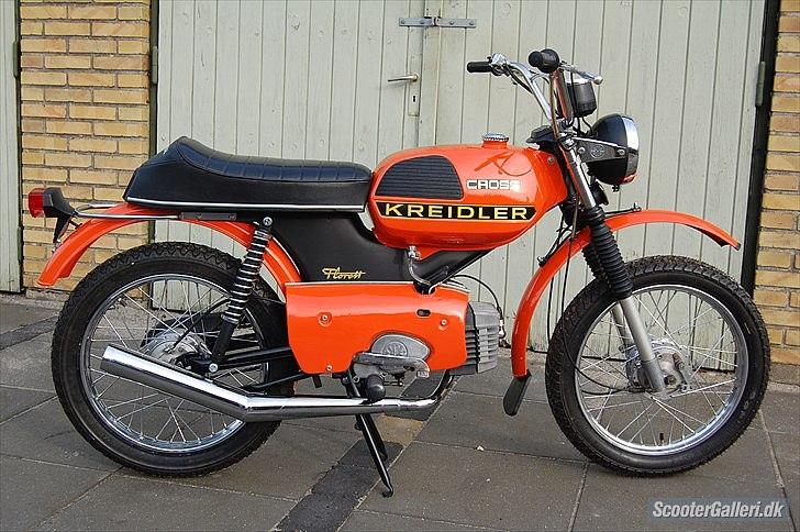 Kreidler Florett modeller i DK (knallert) "Typekompas" - Kreidler Cross 1975. 
Speciel model, og en af mine personlige favoritter. Mange dele som ikke er at finde på andre modeller.
3 gear.
Farver: Mat sort stel, med rødorange skærme og tank.

Maskinen på billedet er........ Perfekt! billede 10