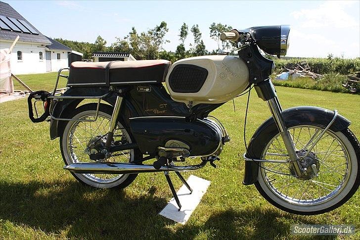Kreidler Florett modeller i DK (knallert) "Typekompas" - Kreidler Florett GT (Grand Touren) 1967. 
Markedsført som "Kvalitet i særklasse", og det må siges. Den første Kreidler med lukket stel, oliedæmpet forgaffel og stor forlygte. Kun produceret i en kort periode. Her i sine alternative farver, antrazitgrå og cremefarvet tank.
3 gearet.
Farver: Vulkanrød, med antrazitgrå tank, og lygtehus. Antrazitgrå, med cremefarvet tank.
Fåes både med, og uden knæpuder på tanken.

Maskinen på billedet er ikke den helt rigtige nuance i den grå farve. Hvis man vil se den helt rigtige farve, så kan man kigge forbi min profil og se min schweizizke GT, som står i original lak. billede 4