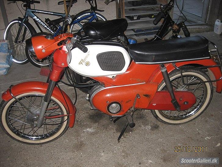 Kreidler Florett modeller i DK (knallert) "Typekompas" - Kreidler Florett LF 1968-1972. 
Ændringer i designet inkluderer mindre forskærm og bagskærm, påsvejset konsol til sæde og støddæmpermontering, ny seperat lygteholder og forlygte, og andet kronrør på forgaflen. Mange elementer går igen helt frem til den sidste model af florett'en.
3 gear.
Farver: Vulkanrød med antrazitgrå tank. Vulkanrød med cremefarvet tank. Antrazitgrå med cremefarvet tank.
Fåes både med, og uden knæpuder på tanken. billede 5