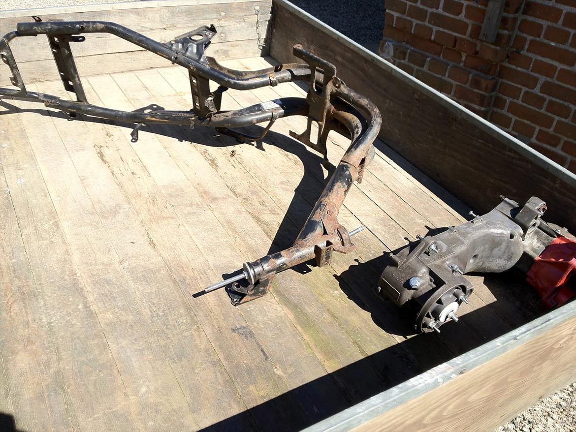 efter sandblæsning af stel og motor  - inden sandblæsning :) billede 1