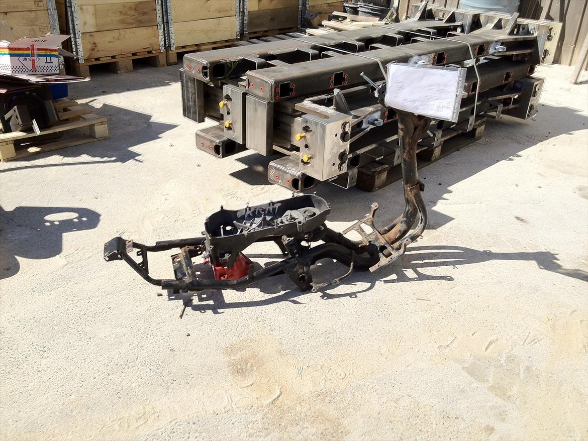 efter sandblæsning af stel og motor  - inden sandblæsning :) billede 2