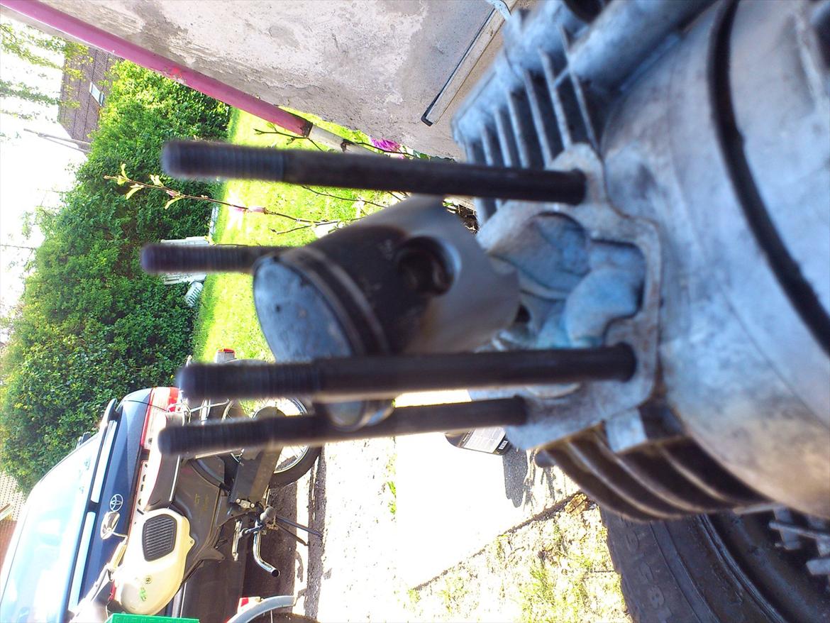 Kreidler Florett RS 1974. - Jesper og jeg havde en diskution om hvorvidt slidte stempelringe medførte sorte stempelsider. Her er et ganske godt eksempel på, at det gør de, hehe. billede 11