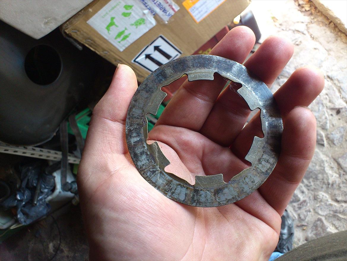 Kreidler Florett RS 1974. - Sådan ser en mellemplade altså ud når den er rustet pga. vand i motoren. Der må en gang slibning med det fine sandpapir til, hehe. billede 15