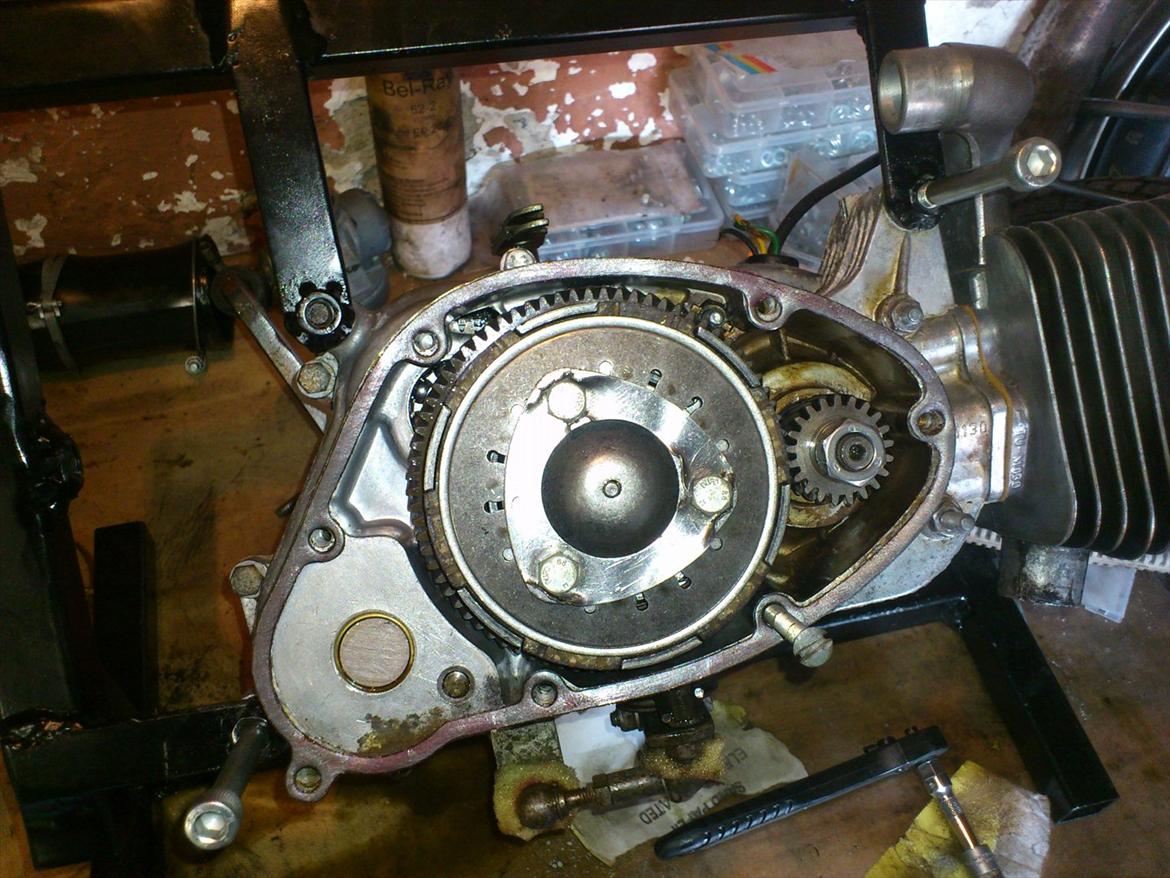 Kreidler Florett RS 1974. - Samlet igen, blokken er blæst igennem så det værste slam og vand er væk. Sådan en renoveringsbænk er uundværlig når man roder med motoren, det betyder blandt andet, at man kan justere koblingen ordentlig ind, inden motoren lægges i stellet. billede 16