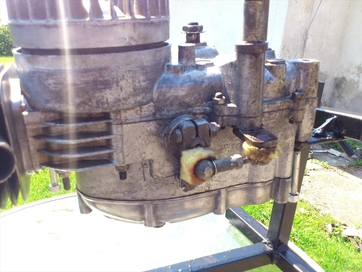 Kreidler Florett RS 1974. - Lidt mere orden på sagerne end før jeg begyndte. Blokken kunne dog have gavn af en glasblæsning, men det er jo heldigvis ikke undersiden man skal kigge på. Ingen grund til at bruge 50kr på en fedtpude ved thansen, en køkkensvamp klippet lidt til, tjener fint det samme formål, og igen, det er jo heldigvis ikke undersiden af motoren man skal kigge på, hehe. :-) billede 19