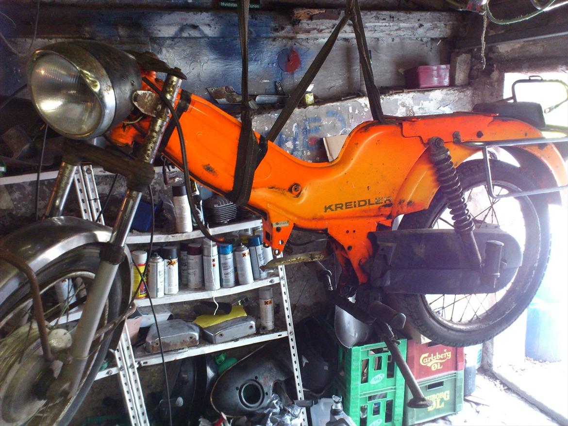 Kreidler Florett RS 1974. - Tank og sæde afmonteret, og maskinen hængt op for at lette arbejdet med adskillelsen. billede 20