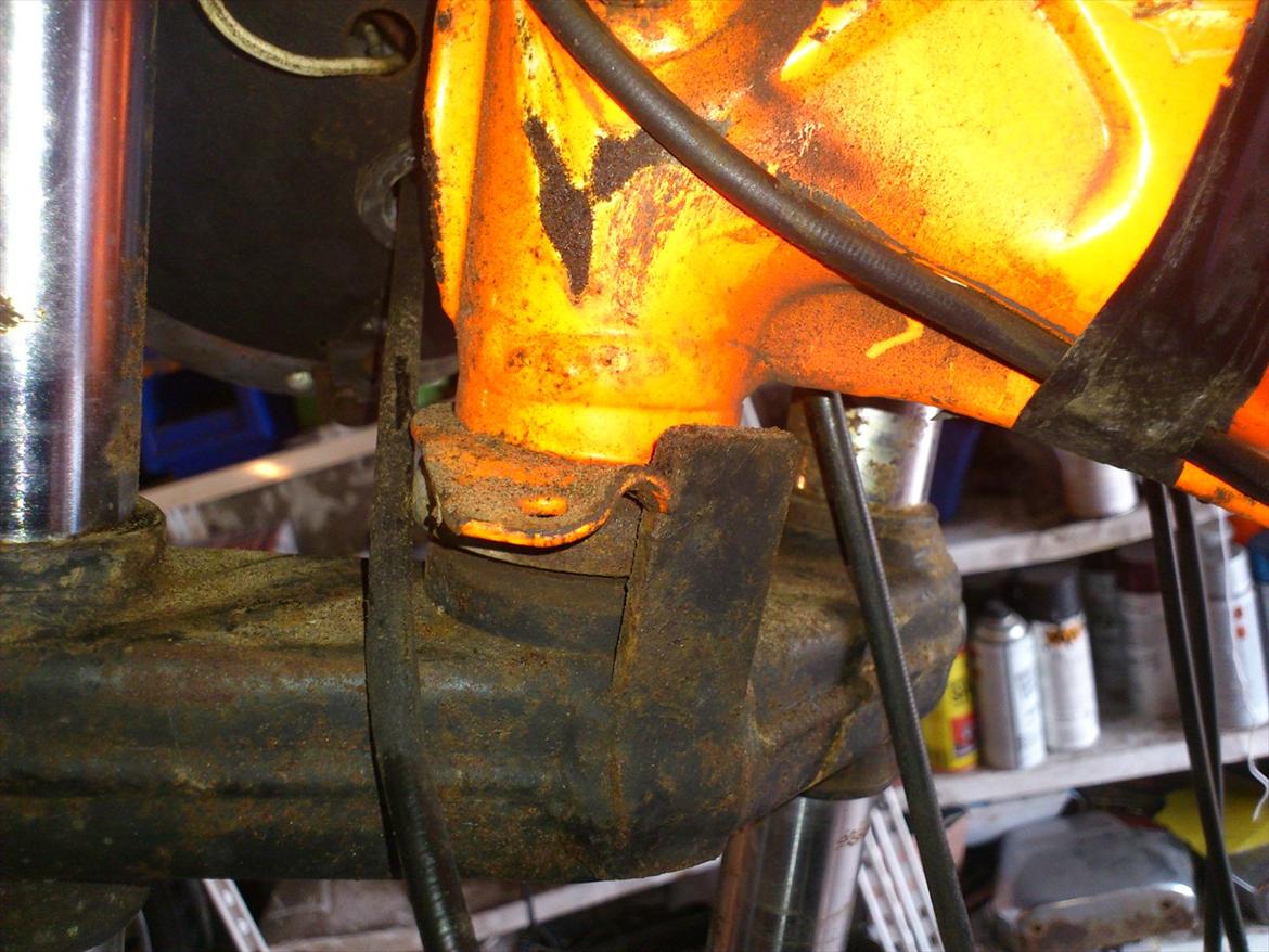 Kreidler Florett RS 1974. - Her ses hvordan ophænget til gaffelstoppet kommer til at se ud, når gaffelstoppet ikke er der. Så HUSK for guds skyld et gaffelstop. billede 21