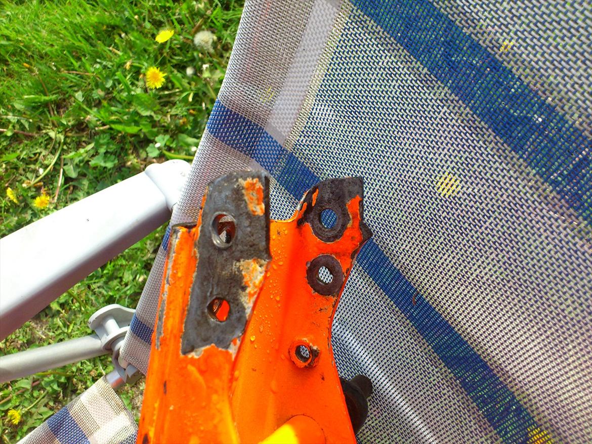 Kreidler Florett RS 1974. - Grunden til at projektet er standset. Nogen har skåret det nederste ophæng til fodhvilerkonsollen af. HVORFOR gør man sådan noget? Grundet fodhviler konsollen ikke bar sat korrekt på er hullet til centralstøttefoden også blevet lidt aflangt i det. billede 25