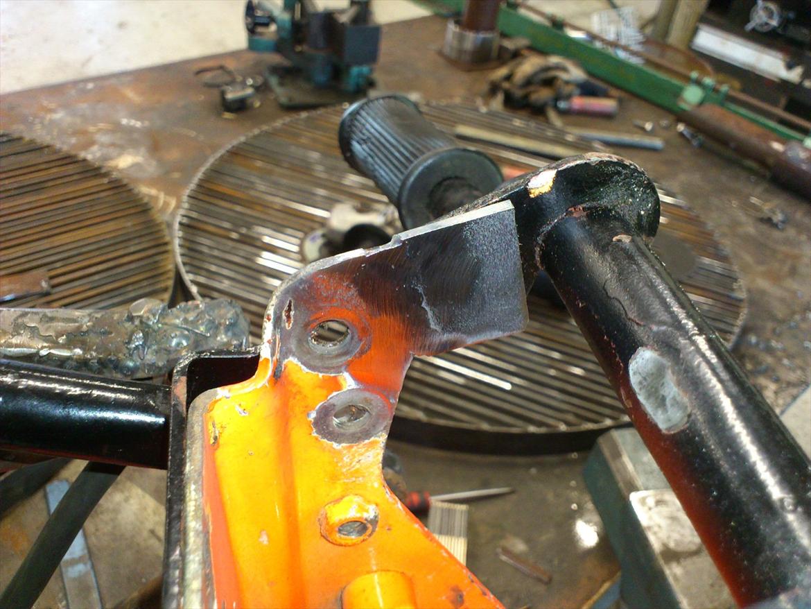 Kreidler Florett RS 1974. - pladen svejset op, og slebet plan, utroligt at det gik, med mine elendige egenskaber når det kommer til at svejse, hehe. billede 27