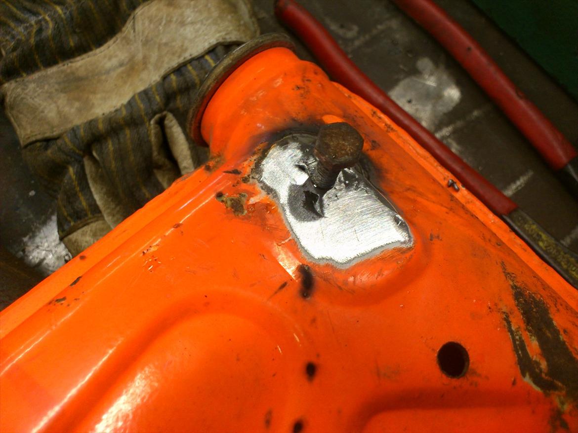 Kreidler Florett RS 1974. - Nyt geving til tanken lavet. det eksisterende hul blev boret en smule op, en møtrik blev tilpasset, banket i, svejset fast, og slebet plant. Herefter blev gevindet lige renset med en snit tap, hurra, så kan tanken også spændes fast igen! billede 30