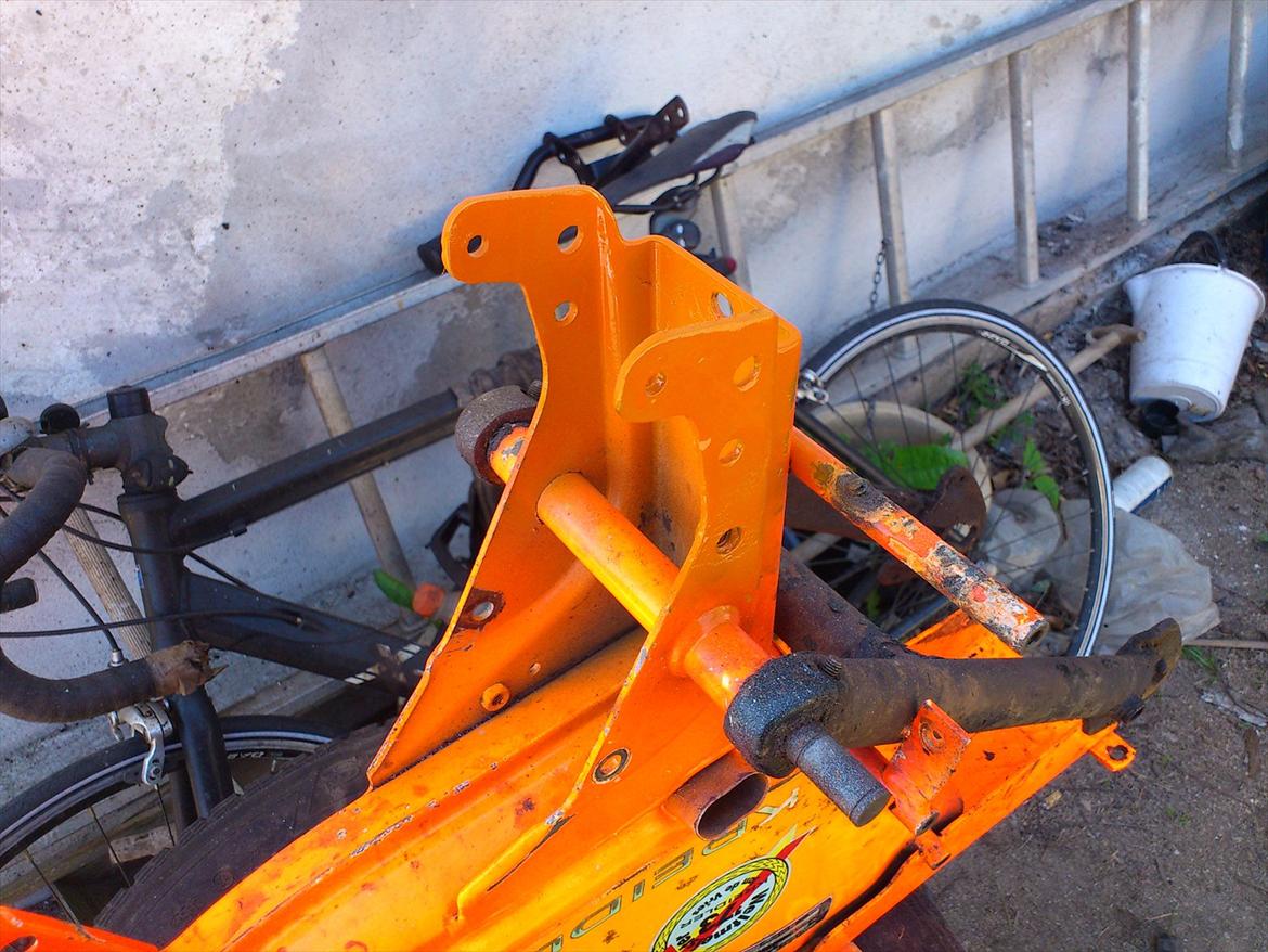 Kreidler Florett RS 1974. - Hjemme igen! Afsluttelsesvis lige pletmalet med en farve som ikke passer skidegodt, hehe. Igen, jeg må klare mig med hvad jeg har lige PT, og da det ikke bliver synligt er det ikke så vigtigt, det tjener mere som rustbeskyttelse end noget andet. :) billede 31