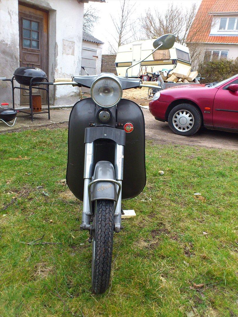 Kreidler florett GT 1967 - Før jeg har lagt en hånd på den, møg beskidt, og ret træt i lakken. billede 8