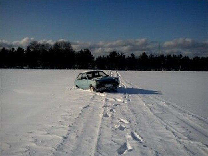 starlet kp60 (RWD Starlet) - lidt skrå markvej med sne og baghjulstræk ups billede 8