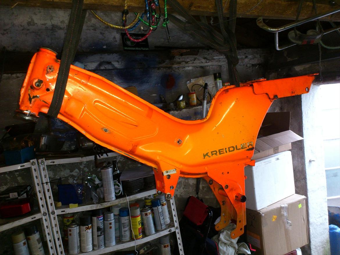 Kreidler Florett RS 1974. - Stellet er kommet op og hænge så samlingen kan påbegyndes, efterhånden som stumperne bliver klar til det. billede 34