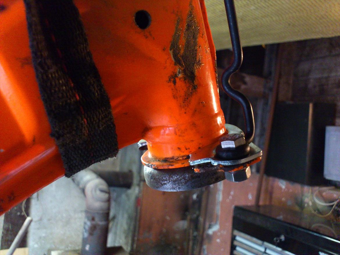 Kreidler Florett RS 1974. - Den flækkede skål skiftet ud med en intakt. Gaffelstop og kabelguide monteret. Det er ikke just "perfect fit" som det kan ses, men det værste er, at det er produceret i noget forfærdelig blødt materiale. Det holder sikkert kun til maskinen vælter første gang, og ved almindeligt brug holder det sikkert kun et par år. Kvaliteten på dele idag er simpelthen for dårlig, det hører ingen steder hjemme. billede 35