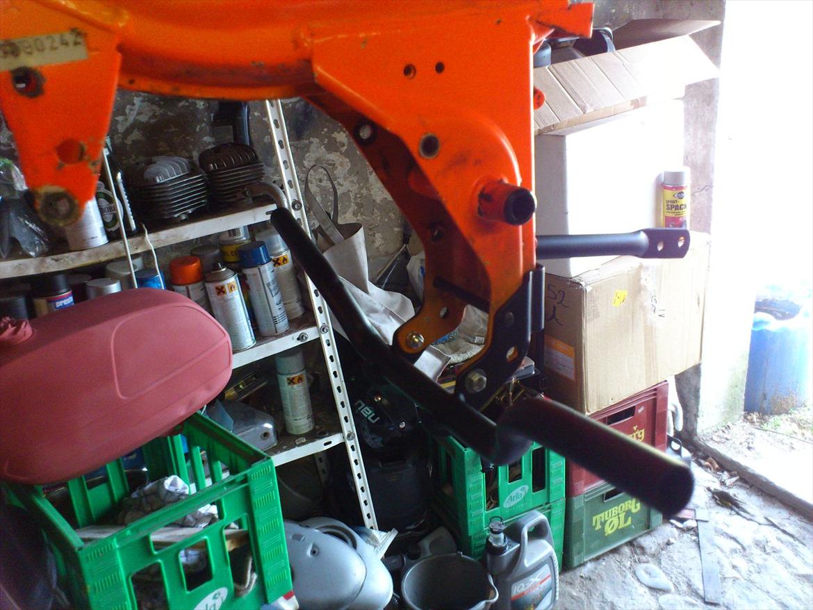 Kreidler Florett RS 1974. - Fodhvilerkonsol sandblæst, lakeret og monteret. I baggrunden ses tanken der ligeledes er sandblæst, men blot grundet. Den skal spartles pæn og lakeres inden montering. billede 36