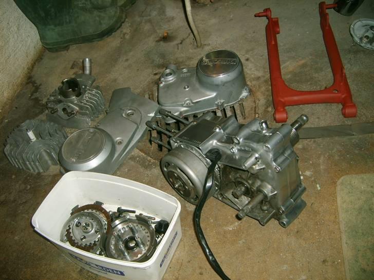 Suzuki Dm50 -Projekt*Shine* - Motoren - den er adskilt og venter på og få kobling på monteret ! 
bagsvinger - skal autolakeres  - sort
motorskjolde -  for auto karlak oven på min rustikke høglanspolering !
 billede 2