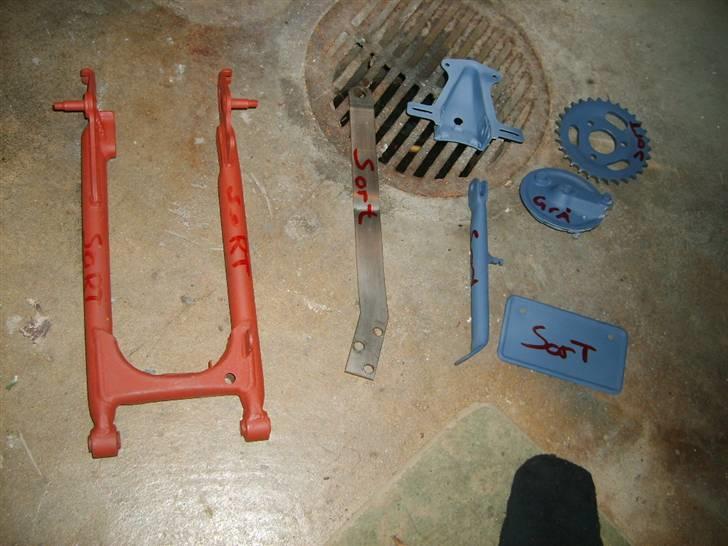 Suzuki Dm50 -Projekt*Shine* - Det der skal sendes til maler i 1. runde :D

tingene er glasblæst og har fået grunder :P billede 7