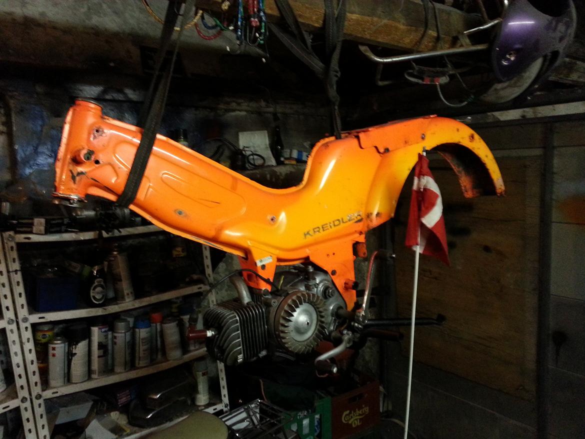 Kreidler Florett RS 1974. - Endelig er der sket lidt fremskridt. Motor og bagskærm monteret på stellet. billede 41