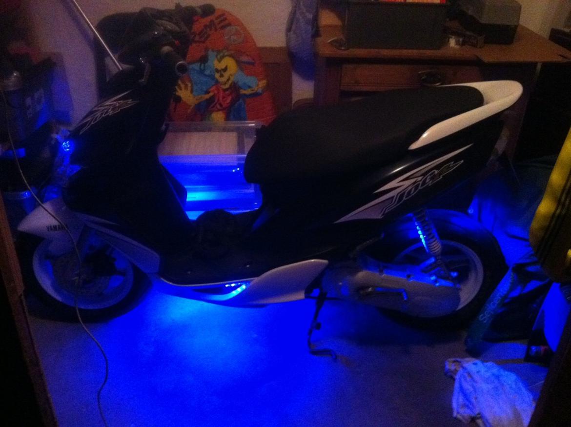 Yamaha jog R. med blå lys billede 1