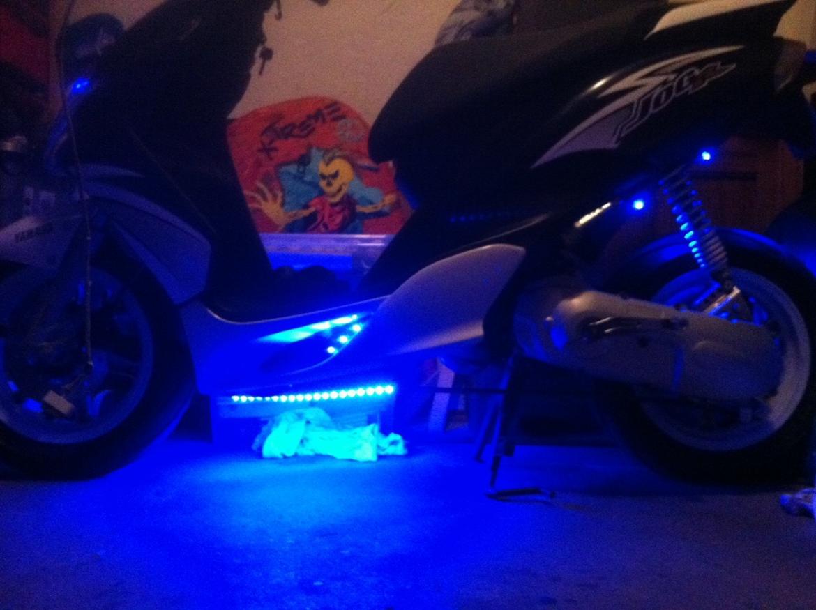 Yamaha jog R. med blå lys billede 2