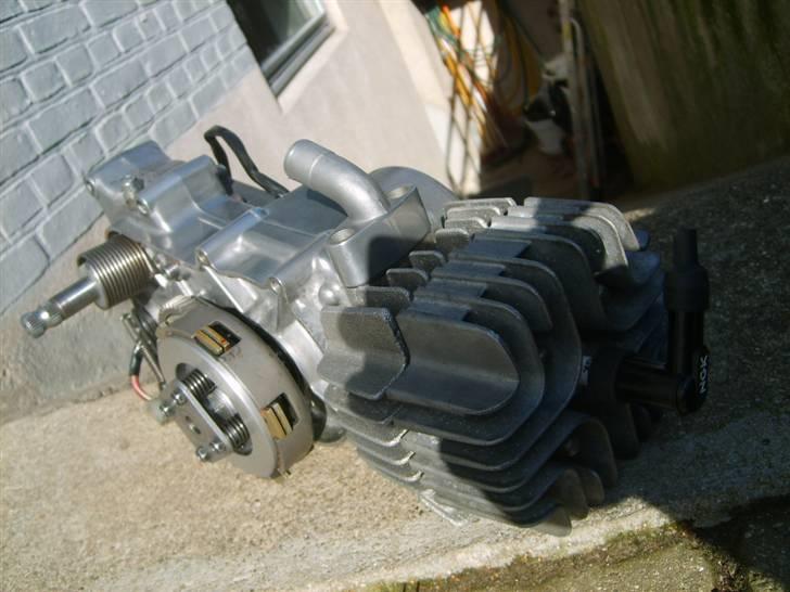 Suzuki Dm50 -Projekt*Shine* - Motoren færdig poleret 

Med ny kobling som er origianl på nær koblingspladerne som er vesrah der har lavet dem ! billede 9