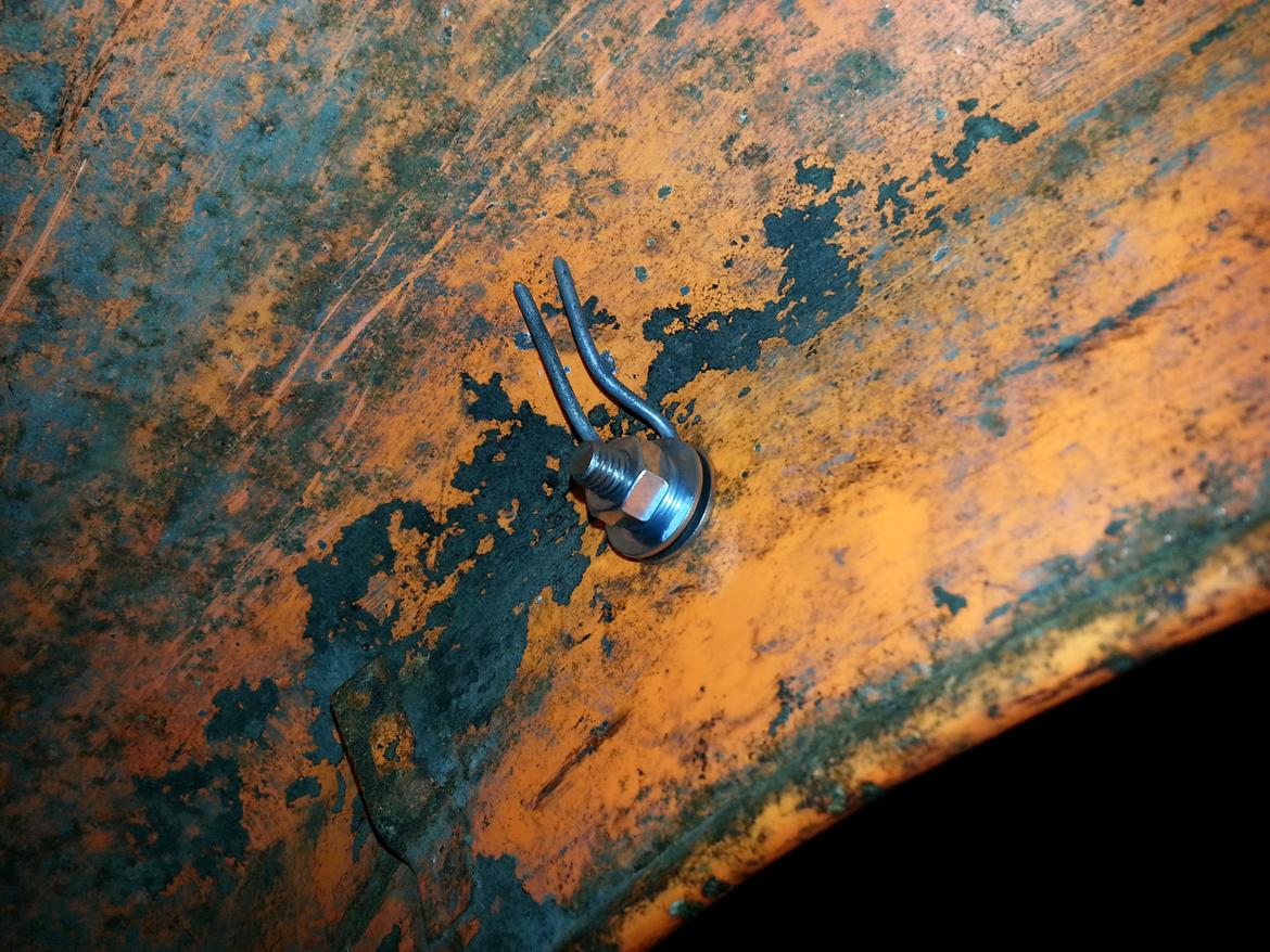 Kreidler Florett RS 1974. - Hvad gør man når nogen af de eksisterende ledningsholdere er rådnet væk? Man laver da nogen nye, der hvor skærm og sportsbøjle fæstnes. :-) Meeeeen, jeg leder stadig efter en intakt skærm i farven, hvis nogen kender nogen som kender nogen, osv, der har en. :-) billede 44