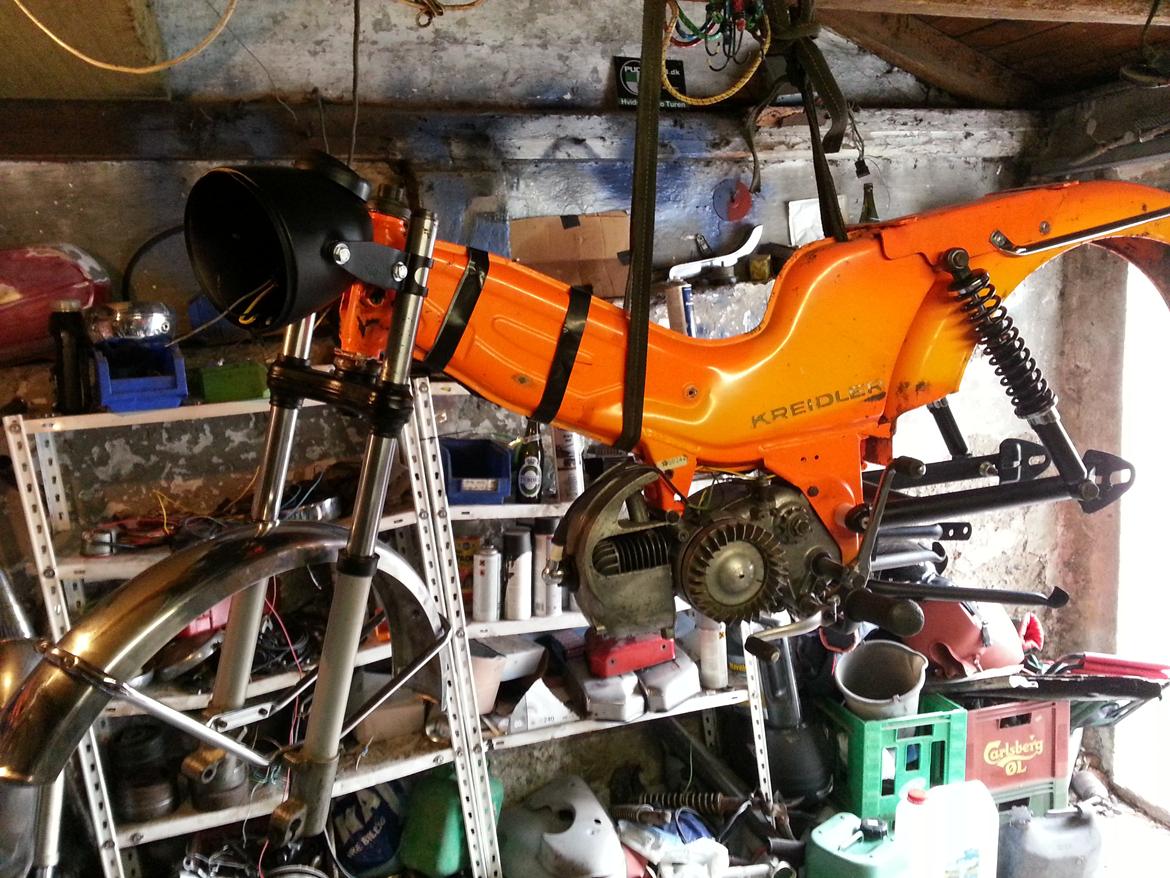 Kreidler Florett RS 1974. - Se nu, den begynder jo næææsten at ligne en knallert igen. :-) Forgaffel, forskærm, og forlygtehus monteret, og så er der også lavet elnet, mangler selvf stadig at lave kontakten. :-) billede 45