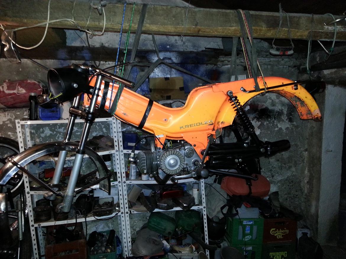 Kreidler Florett RS 1974. - Jeg begynder nu at kunne se lyset for enden af tunnelen, jeg mangler lige nogle små stumper for at kunne blive helt færdig, men alt i alt går det for alvor den rigtige vej nu. :-) billede 46