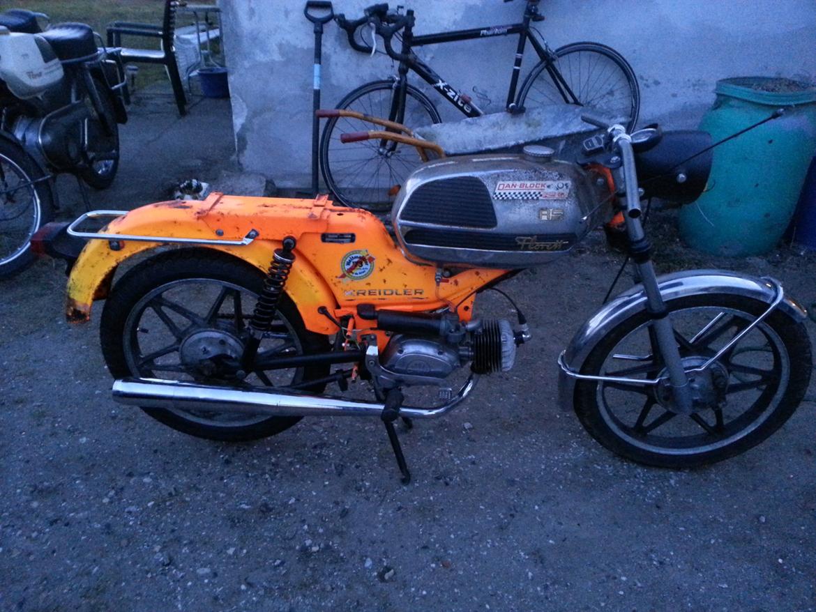 Kreidler Florett RS 1974. - Så kom der sgu hjul under dyret, og den blev startet op. :-) Hvis nogen har en tank som er nogenlunde pæn i chromen, behøver ikke være bulefri, så er jeg interesseret. :-) billede 47