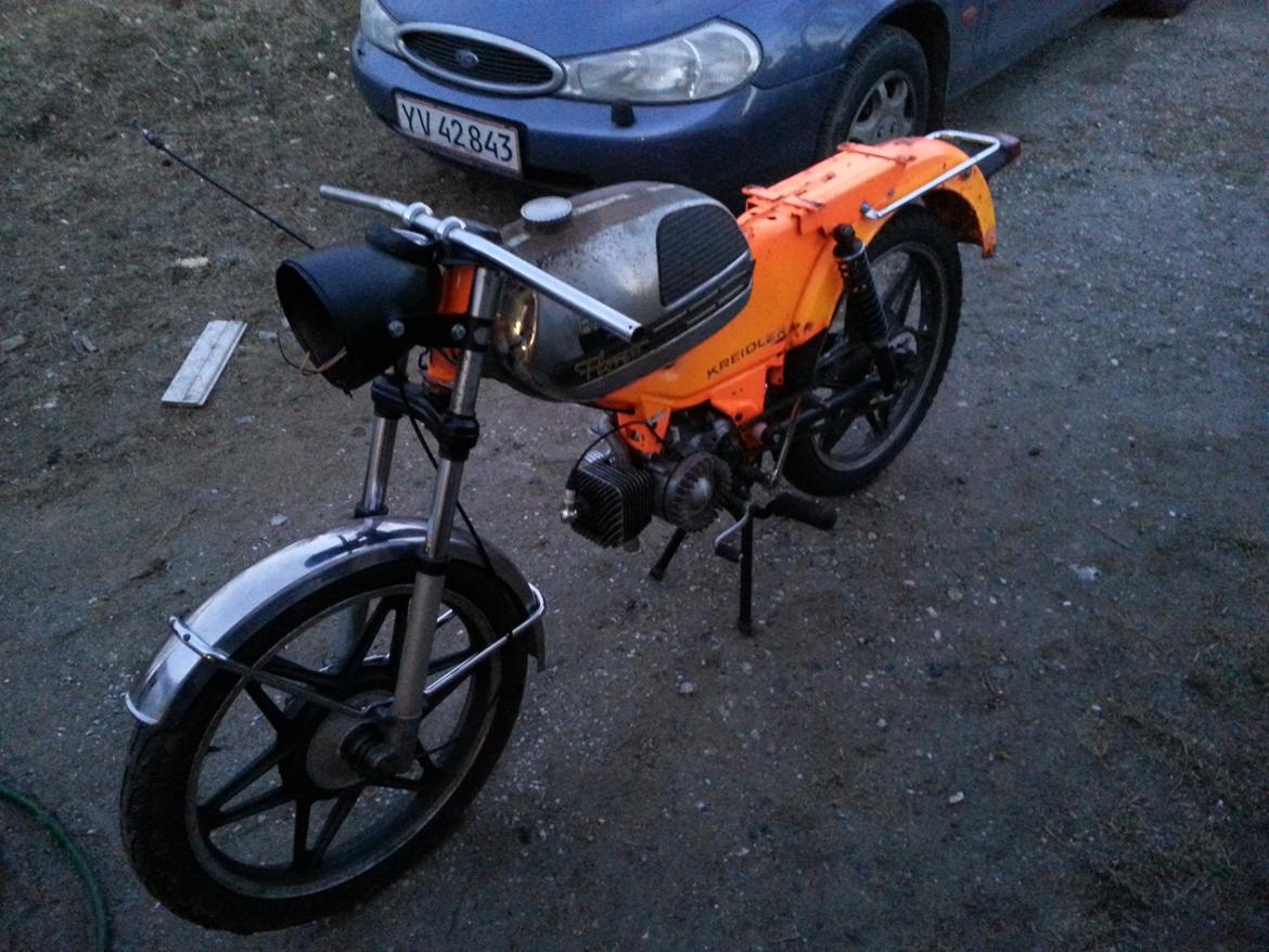 Kreidler Florett RS 1974. - Så kom der sgu hjul under dyret, og den blev startet op. :-) Hvis nogen har en tank som er nogenlunde pæn i chromen, behøver ikke være bulefri, så er jeg interesseret. :-) billede 48