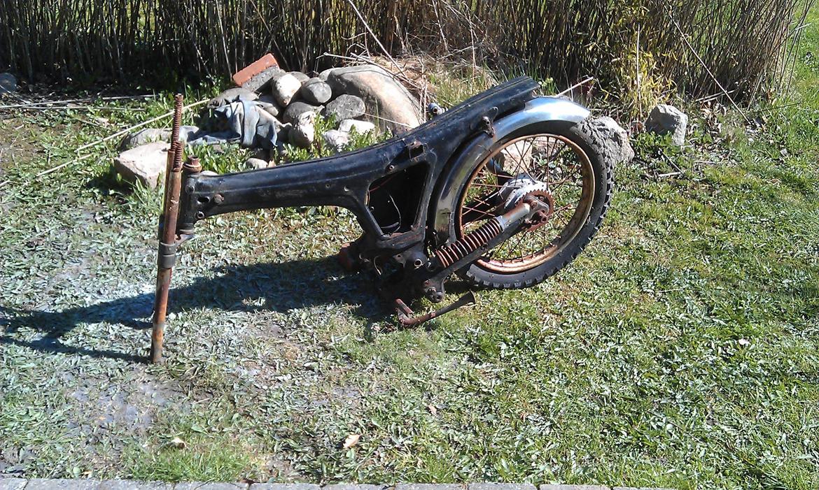 Puch Monza 3 Gear ´77 projekt - Hvordan skal dette dog blive til noget ??,, joo jeg kan i hvert fald godt se muligheder i dette gamle jern :-) billede 1