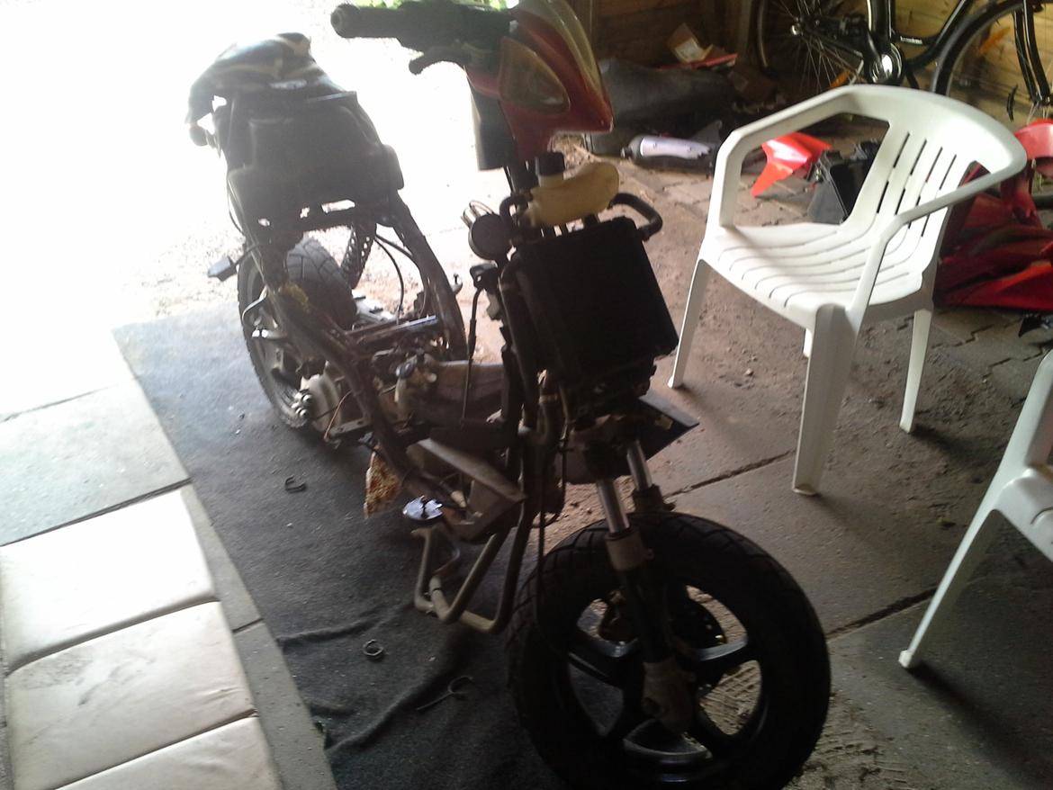 Yamaha Aerox LC DD (Tuning & Styling) - Det her og de næste 3 billeder, er af maskinen skilt ad og venter spændt på Cylinder og Udstødning :D billede 14