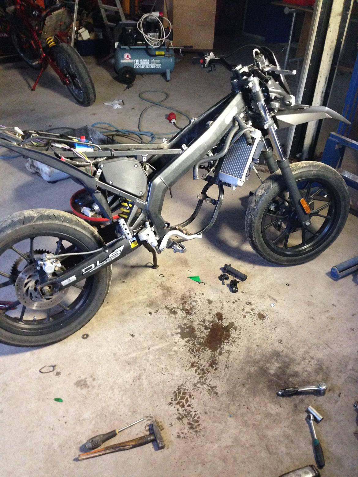 Derbi senda DRD extreme tuning projekt ( underkniven )  - Så røg motoren sgu af.. :D billede 15