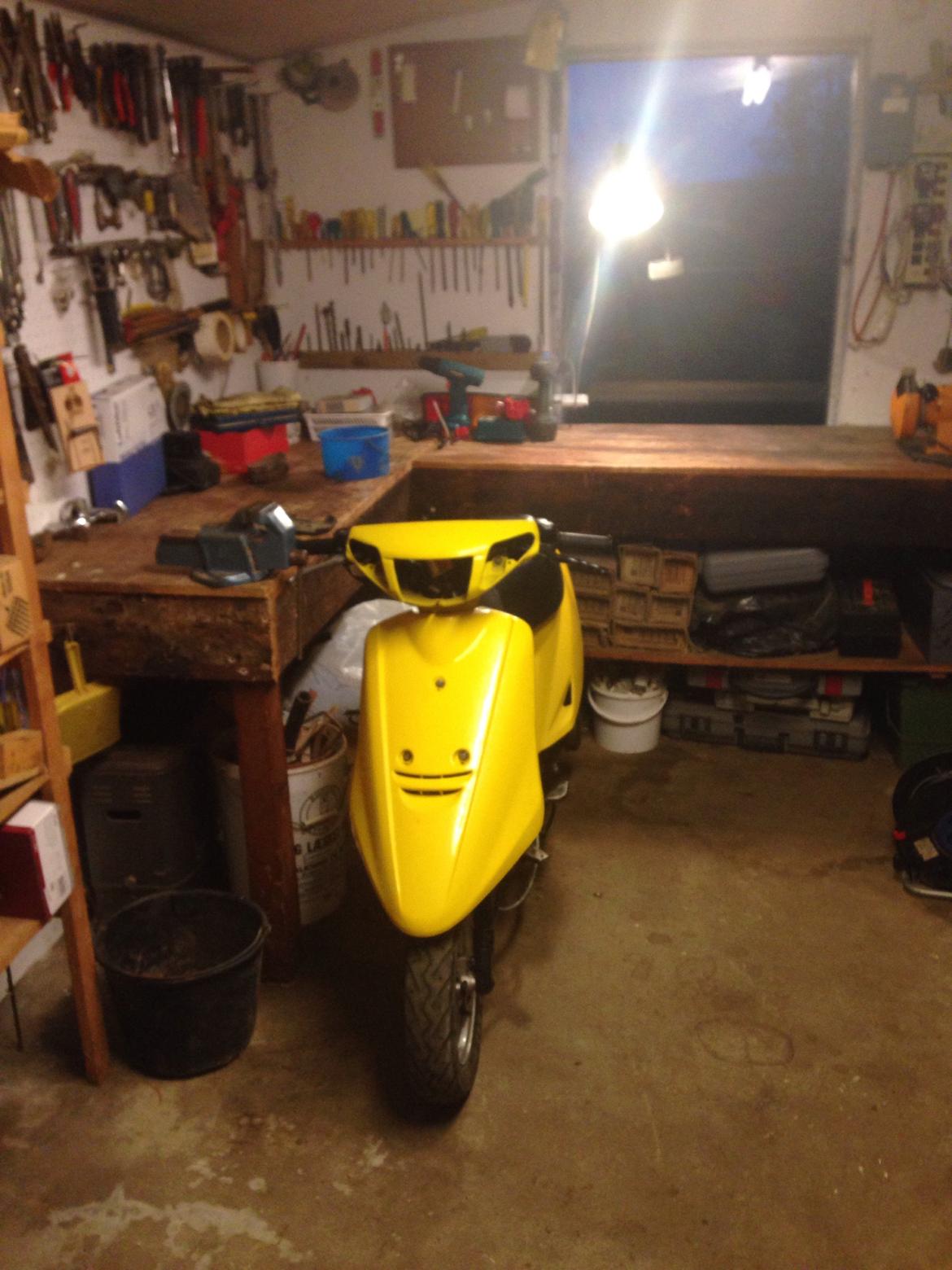 Yamaha Jog FS projekt. - Her er bagstøddæmperen lige blevet udskiftet. billede 6