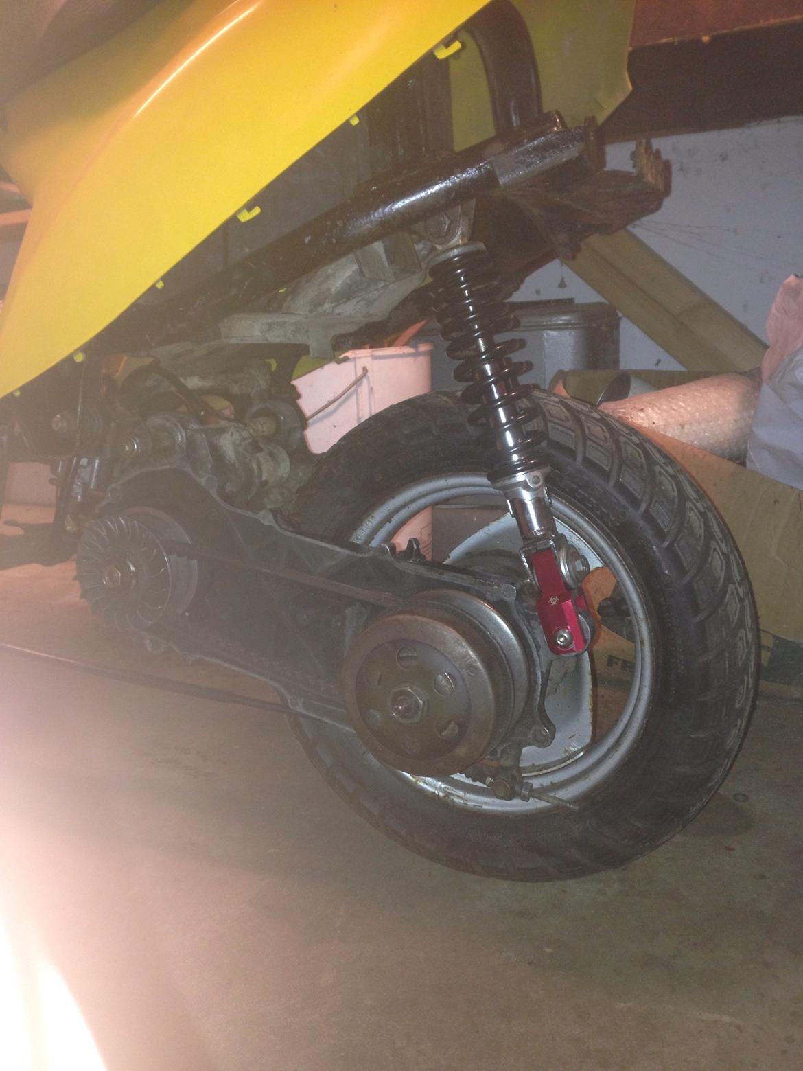 Yamaha Jog FS projekt. - Her er bagstøddæmperen lige blevet udskiftet. billede 7