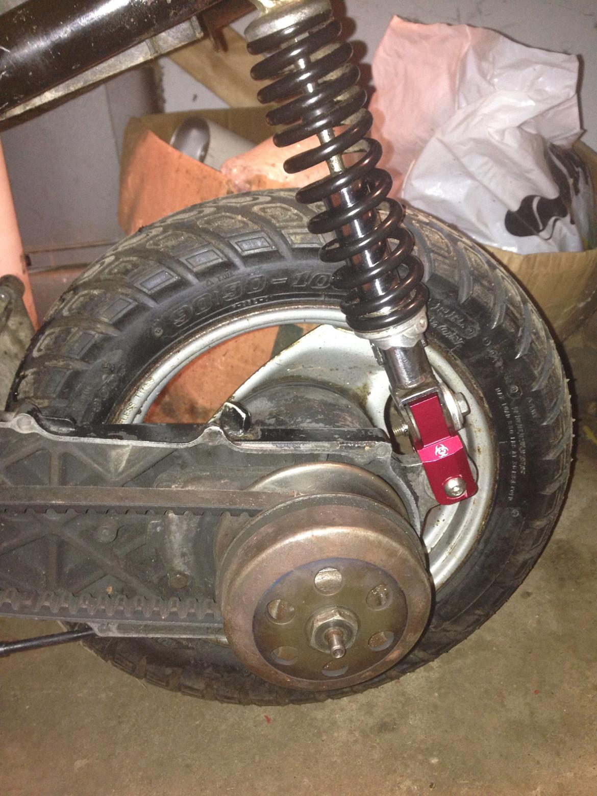 Yamaha Jog FS projekt. - Her er bagstøddæmperen lige blevet udskiftet. billede 8