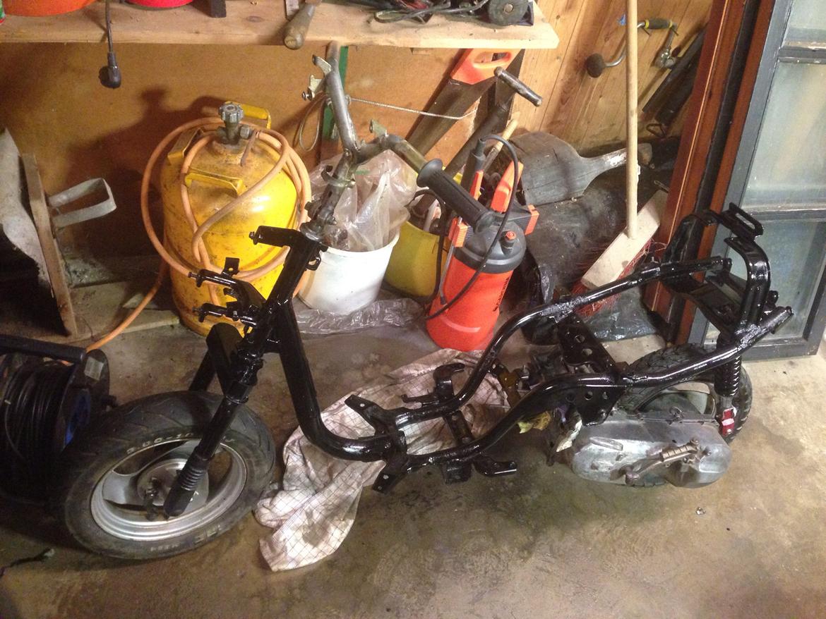 Yamaha Jog FS projekt. - Her ses joggen efter fjernelse af rust, påføring af grunder, og farve de steder hvor der var lidt meget rust, så ruster den ik rigtigt i vinteren selom den står inde. :) billede 15