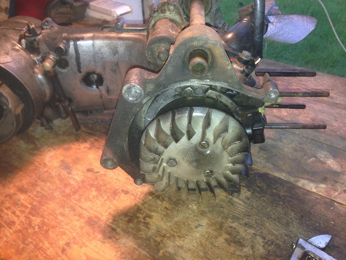 Yamaha Jog FS projekt. - Blokken inden rensning af snask, de sorte sprayrester skal væk. billede 21