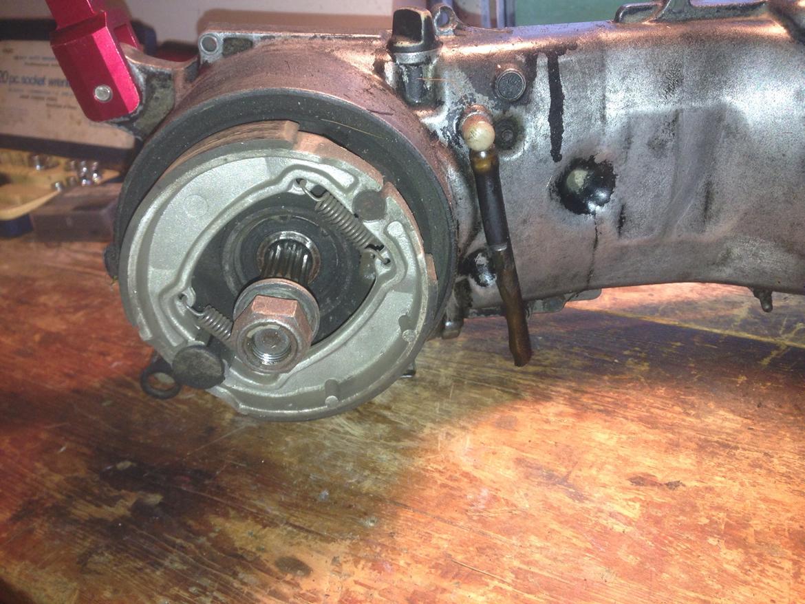 Yamaha Jog FS projekt. - Blokken inden rensning af snask, de sorte sprayrester skal væk. billede 22