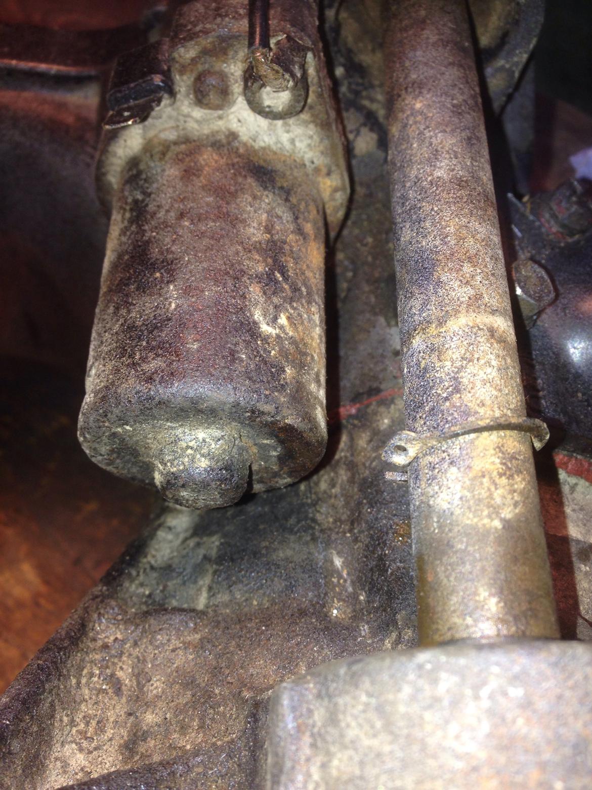 Yamaha Jog FS projekt. - Blokken inden rensning af snask, de sorte sprayrester skal væk, fjerner også elstart-motoren da jeg har smidt ledningsnet af H til. billede 23