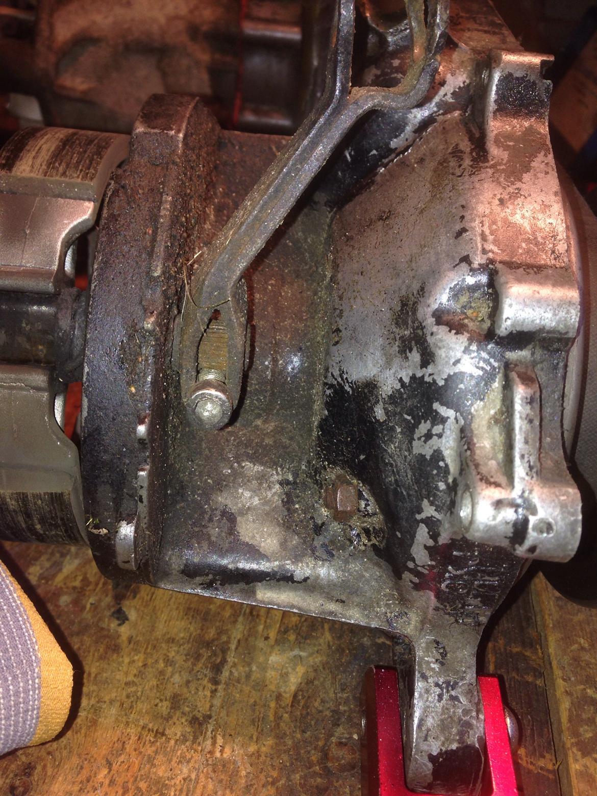 Yamaha Jog FS projekt. - Blokken inden rensning af snask, de sorte sprayrester skal væk. (tjek lige alt det skidt, rense den enda med en børste og motorens lige da jeg fik den. det kan ik ses :o billede 26