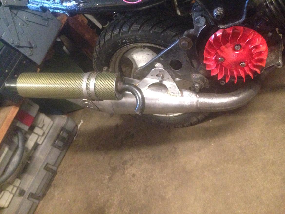 Yamaha Jog FS projekt. - Har pillet udstødningen af, den skal højglanspoleres, der kommer billeder af den når den er færdig. billede 36