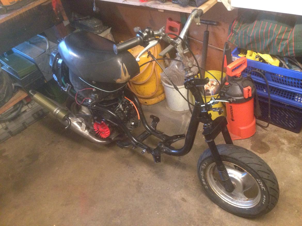 Yamaha Jog FS projekt. - Billeder med bagbremse og lidt mere kommer.. + malet tank, og ophæng :) billede 39