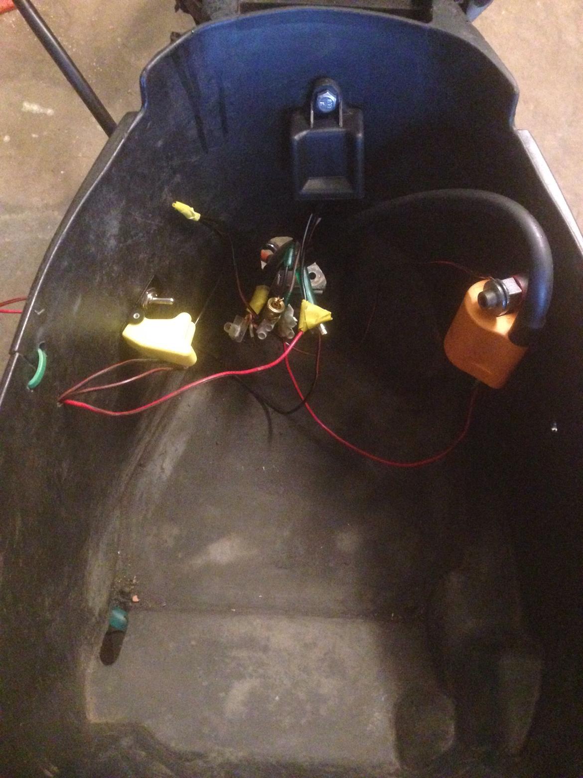 Yamaha Jog FS projekt. - Her ses ledningsnettet, der kommer ordentligt samlemuffer, disse var så jeg kunne teste om det virkede og selvfølgelig gjorde det det. :) billede 33