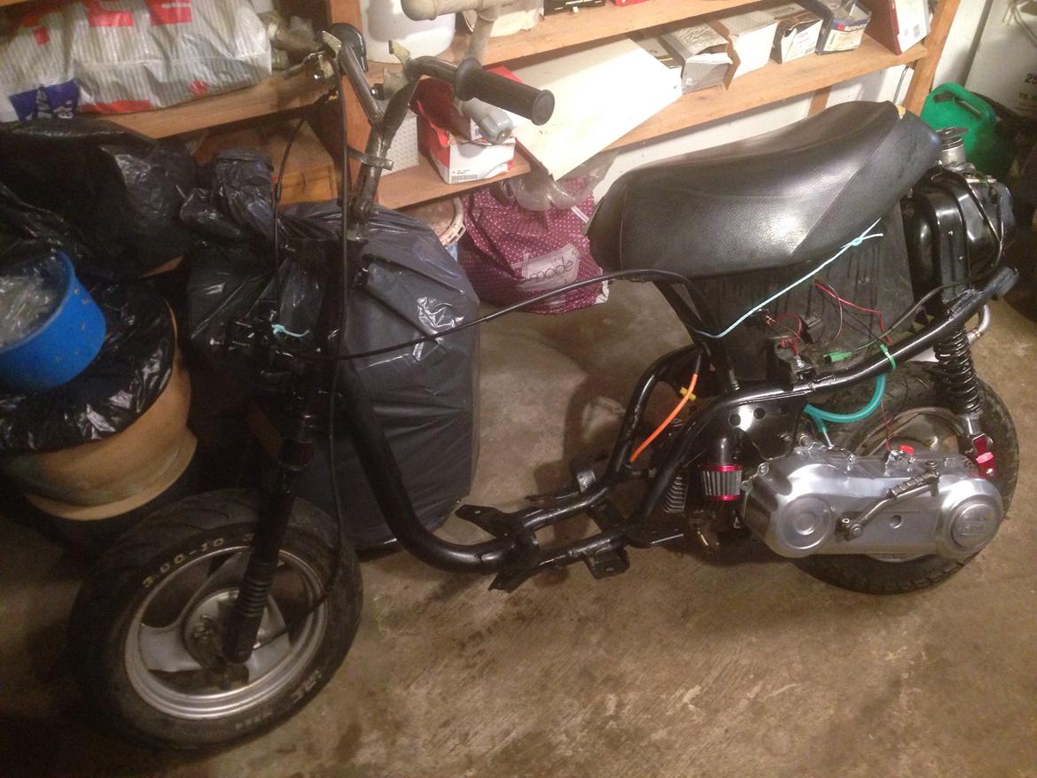 Yamaha Jog FS projekt. - Har lavet lidt flere justeringer, såsm fjernelse af snoren, og forhøjer :) billede 38