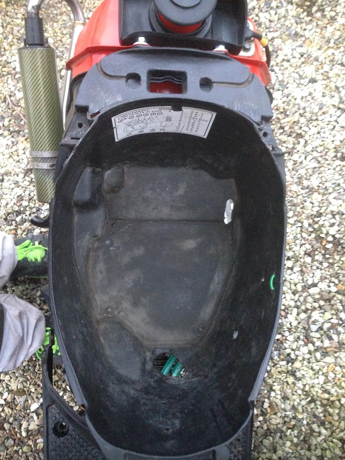 Yamaha Jog FS projekt. - indså det var langt bedre at kunne gå sædet hurtigt af, derfor har jeg flyttet ledningsnettet.. billede 57