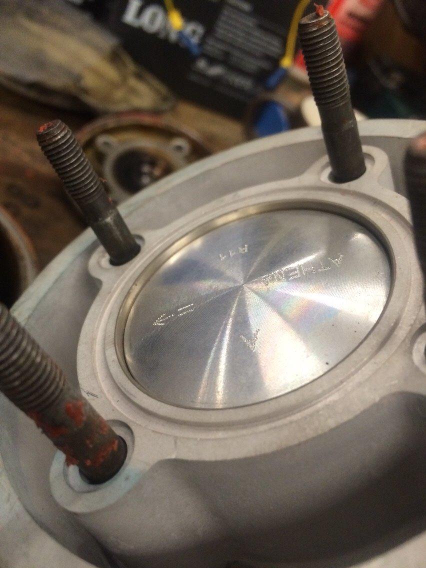 Aprilia Rs50 - Cpi SM Italkit tuning. - jaa... Prøvemonterede lige cylinderet inden motoren blev skildt ad. Jeg ville tjekke om krumtappen der sad i kunne bruges til det nye cylinderkit, og det kan det så ikke.. billede 7